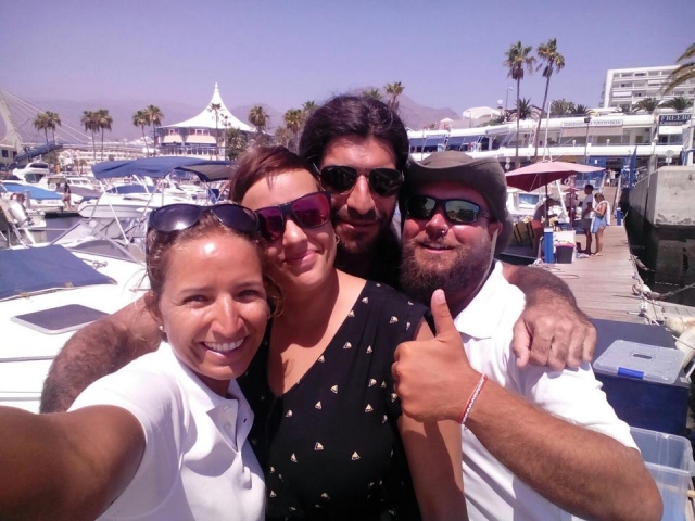  Com um casal no cais 